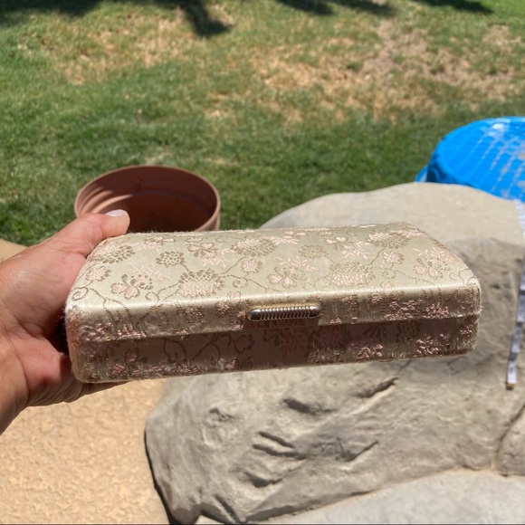 Vintage Champagne/Gold Jewelry Clutch! - Picture 10 of 10